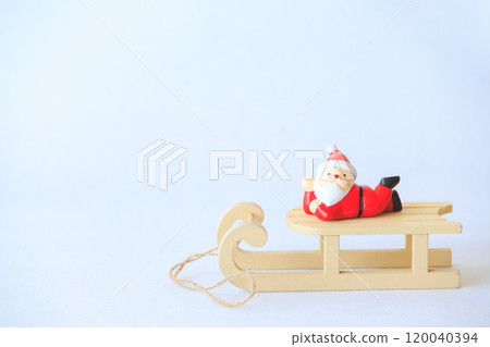 聖誕老人在雪橇上放鬆 聖誕老人在雪橇上放鬆 120040394