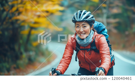 Senior woman enjoying cycling 120040461