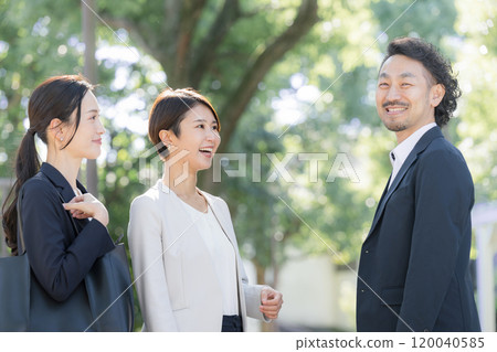 在出差等場合進行交流的商人。 120040585