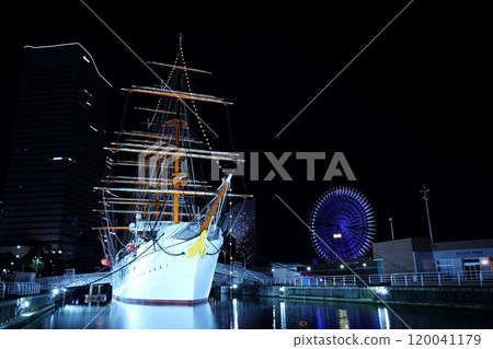 夜間照明的日本丸帆船 120041179