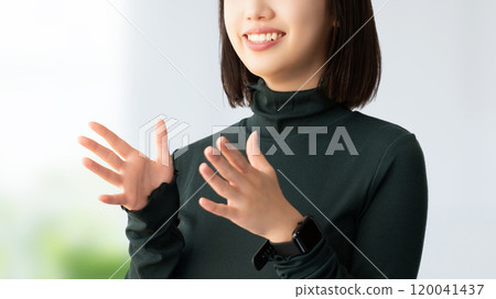 年輕女子/女商人微笑著說話 120041437