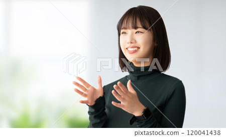 Smiling young woman/businesswoman 120041438
