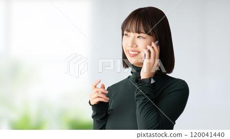 Smiling woman/businesswoman talking on smartphone 120041440