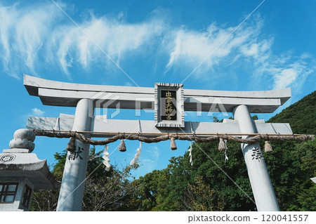 The torii gates of Izumo Daijingu Shrine shining against the blue sky The torii gates of Izumo Daijingu Shrine shining against the blue sky 120041557