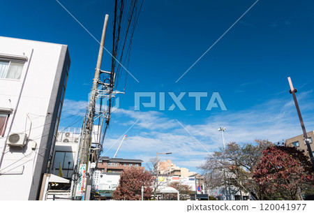 東京調布市仙川町京王線仙川站前的商店街，秋日晴朗的天空 120041977
