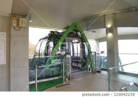 The mini cable car "Morris Car" of the Sapporo Mount Moiwa Ropeway The mini cable car "Morris Car" of the Sapporo Mount Moiwa Ropeway 120042239