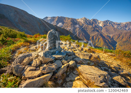 白馬村秋天的落葉 120042469