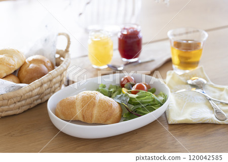 Breakfast: Bread and salad on the table 120042585