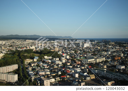 從北海道函館市五稜郭塔向東南眺望函館機場 120043032