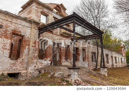 The ruins of a building 120043094
