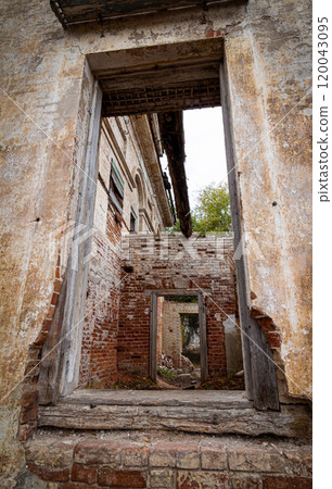 The ruins of a building 120043095
