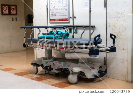 醫院病床位置。 病人康復出院後，病床上已空無一人。 120043729