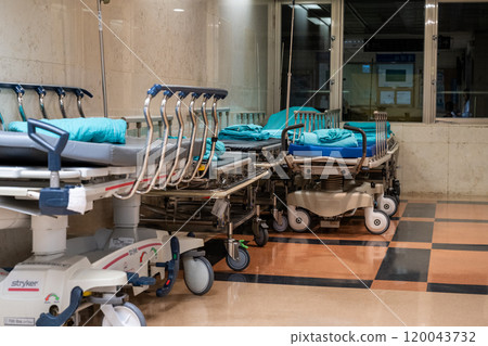 醫院病床位置。 病人康復出院後，病床上已空無一人。 120043732