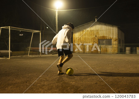 孩子們晚上在公園踢足球 120043783