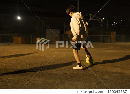 孩子們晚上在公園踢足球 120043787