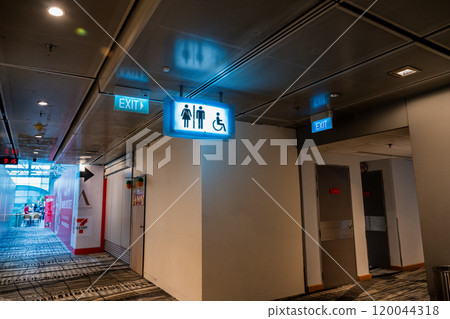 新加坡樟宜 — 2024年 新加坡樟宜機場內廁所資訊指示牌 120044318