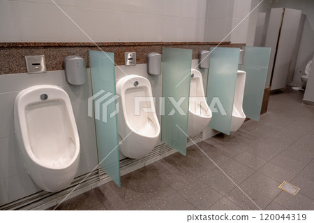 新加坡樟宜 新加坡樟宜機場內的男廁 120044319