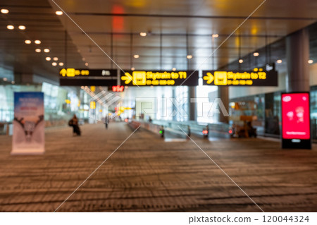 新加坡樟宜 — 2024年 新加坡樟宜機場內的旅遊資訊指示牌，大廳背景模糊 120044324