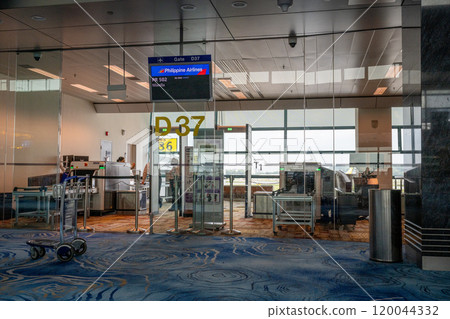 張儀新卡坡 - 2024 年新卡坡張邑機場旅客。舒貴機場是世界上最大的機場之一。 張儀新卡坡 - 2024 年新卡坡張邑機場旅客。舒貴機場是世界上最大的機場之一。 120044332