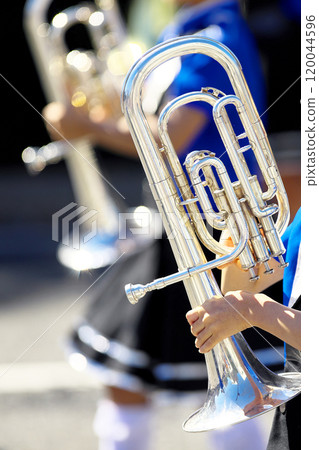 行進樂隊遊行樂器 120044596