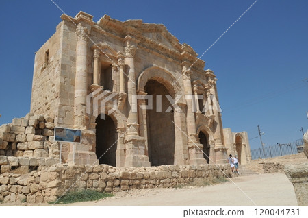 Jordan, Jerash, City of 1000 Pillars, Jerash Ruins, Hadrian's Gate, Triumphal Arch 120044731