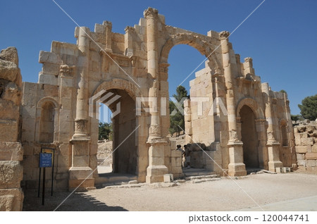 Jordan, Jerash, city of 1000 pillars, Jerash ruins, South Gate 120044741