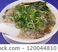 新鮮出爐、熱氣騰騰、美味的京都醬油味雞肉拉麵，配上香蔥 120044810