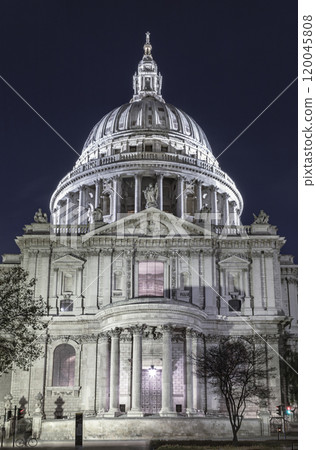 Beautiful view of St. Paul's Cathedral illuminated at night in London. 120045808