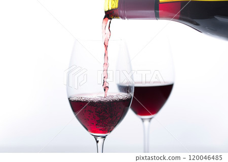 將紅酒倒入酒杯中 120046485