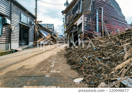 2024 Noto Peninsula earthquake: charred car 120046677