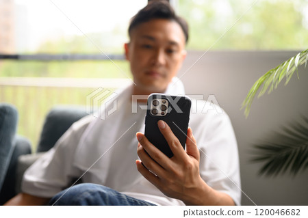 一個男人用智能手機 120046682