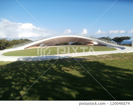 擁有大型遊樂場的公園,可進行滑板、輪滑、輪滑、登山車等活動。 擁有大型遊樂場的公園,可進行滑板、輪滑、輪滑、登山車等活動。 120046874