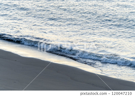 晨光下的暗流閃閃發光 晨光下的暗流閃閃發光 120047210