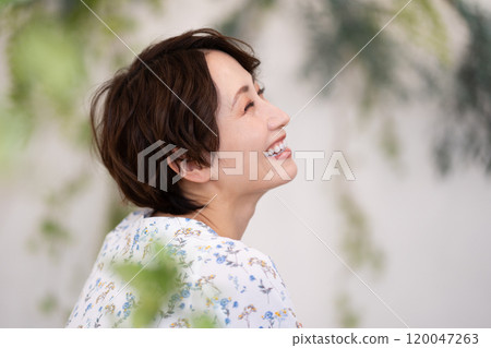 美女形象（短髮中年女性） 120047263