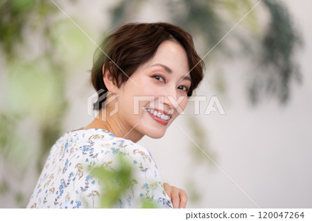 美女形象（短髮中年女性） 120047264