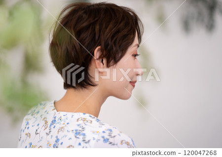 Beauty image (middle-aged woman with short hair) 120047268