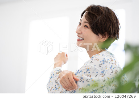 美女形象(短髮中年女性) 美女形象(短髮中年女性) 120047269