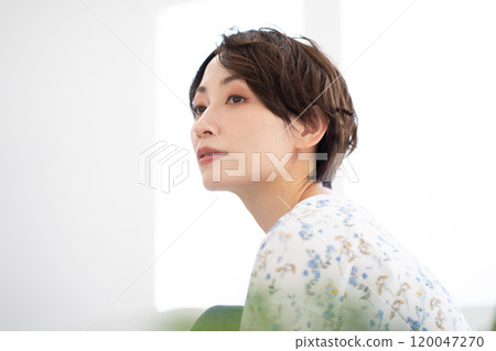 美女形象（短髮中年女性） 120047270