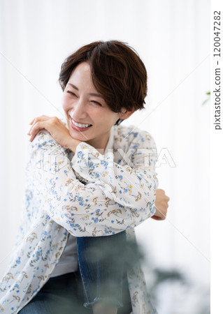 Beauty image (middle-aged woman with short hair) 120047282