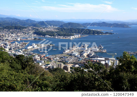 A view of downtown Sasebo from the popular viewing spot "Yumiharidake Observatory" in Sasebo City 120047349