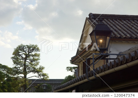 Autumn scenery in Kurashiki Bikan Historical Quarter: Sunset sunlight 120047374