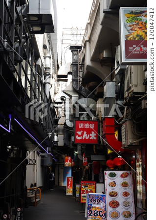 高架鐵路線下的小巷，兩旁都是餐廳排氣口 120047412