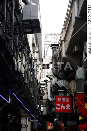 高架鐵路線下的小巷，兩旁都是餐廳排氣口 120047413