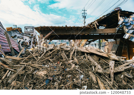 Collapsed house in the Noto Peninsula earthquake of 2024 Collapsed house in the Noto Peninsula earthquake of 2024 120048733