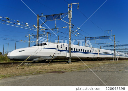 新幹線在車庫等候(藍天背景) 新幹線在車庫等候(藍天背景) 120048896