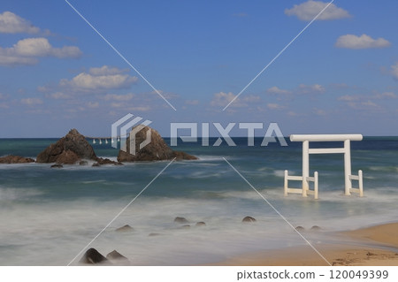 The Married Couple Rocks at Sakurai Futamigaura in Itoshima City, Fukuoka Prefecture The Married Couple Rocks at Sakurai Futamigaura in Itoshima City, Fukuoka Prefecture 120049399