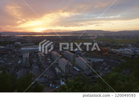 Sunset seen from Mount Kamejima, heading towards Tamashima 120049593