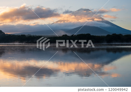 早晨從精進湖眺望富士山，顛倒的日出山 120049942
