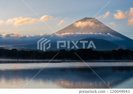 早晨從精進湖眺望富士山，顛倒的日出山 120049943