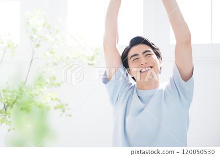 一個健康男子在明亮的窗戶旁伸展身體的特寫 一個健康男子在明亮的窗戶旁伸展身體的特寫 120050530